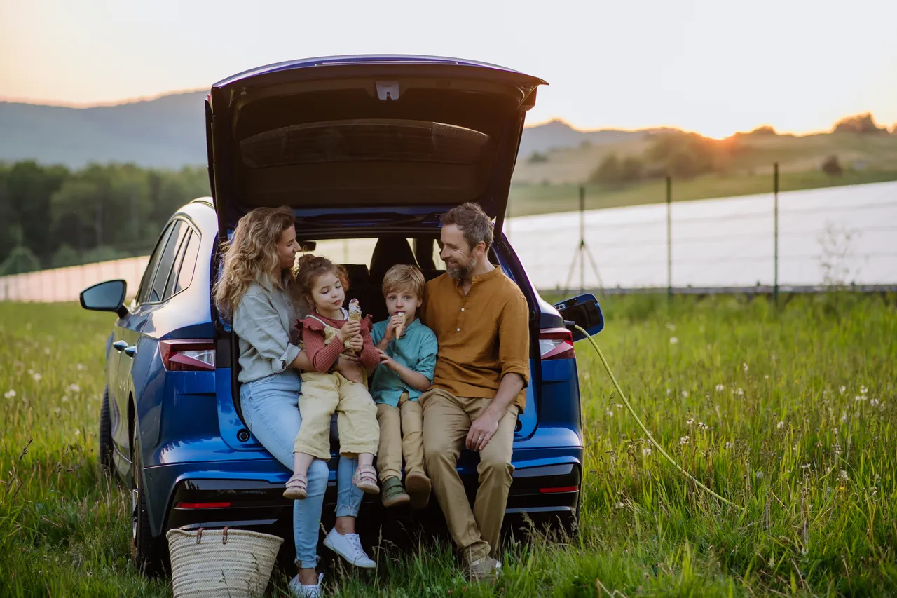 happy-family-sitting-in-a-car-trunk-and-waiting-fo-2023-11-27-04-56-10-utc